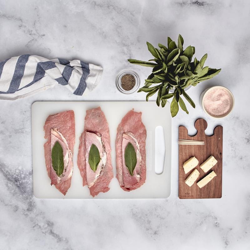 Le rolatine di vitello e paletta biellese sono facilissime da preparare e piaceranno a tutti. Nella nostra ricetta, oltre alla paletta biellese e alla salvia, le abbiamo rese ancora più golose aggiungendo una listarella di toma biellese fresca che le renderà davvero irresistibili