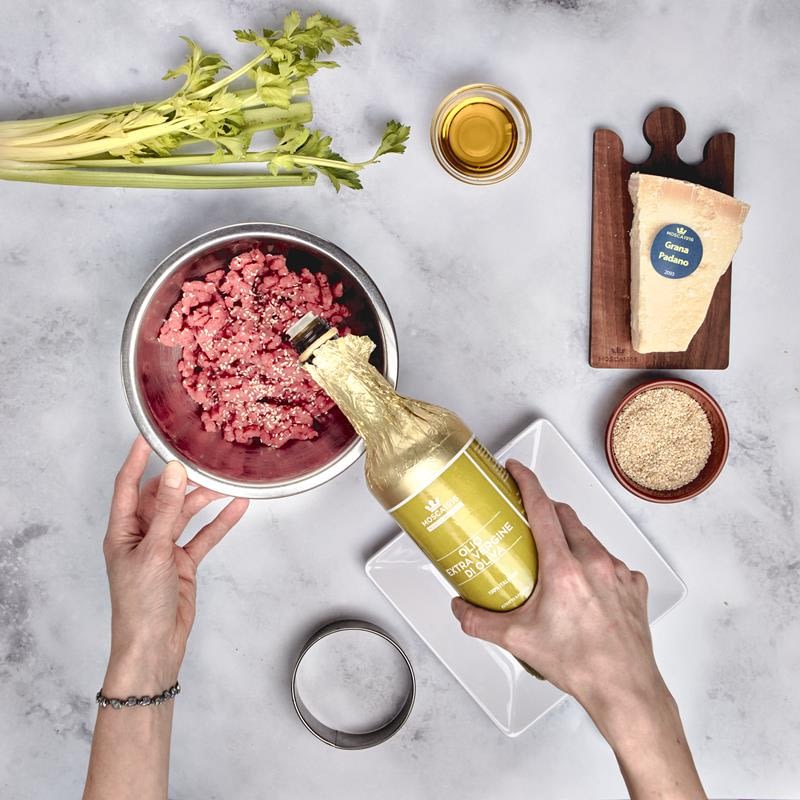 La tartare è una preparazione a base di carne senza cottura. La qualità della carne macinata è dunque fondamentale per ottenere un risultato perfetto. La ricetta proposta è un classico di Mosca 1916 Biella la mitica tartare ai grani di sesamo e senape.