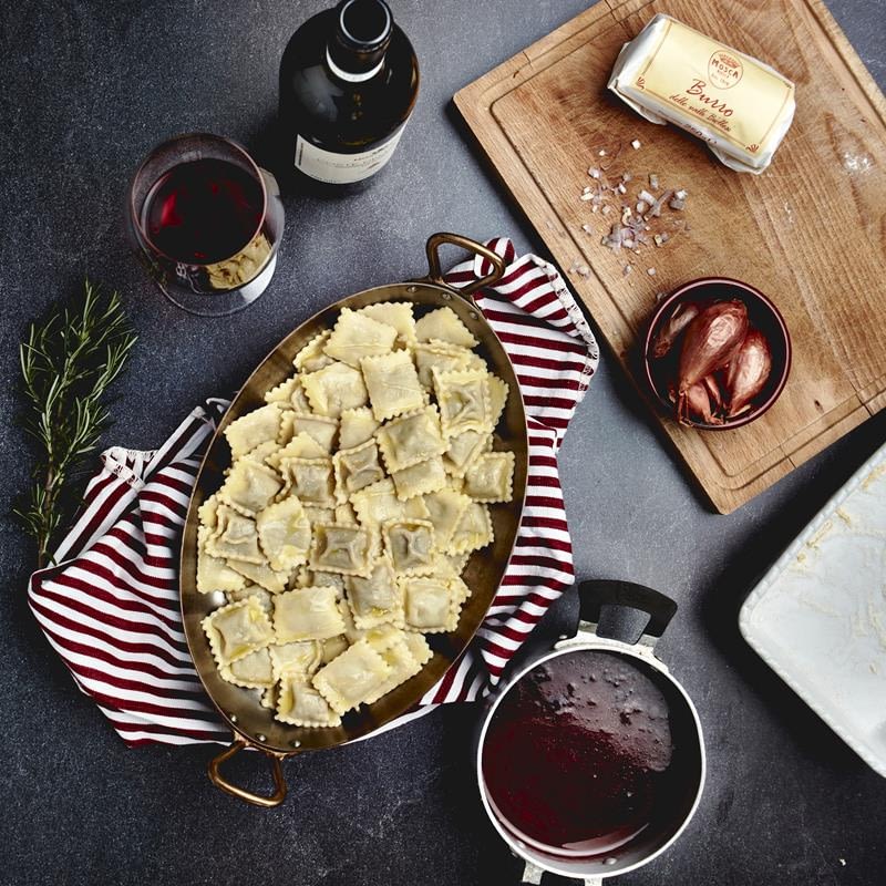 Gli agnolotti sono una tipica pasta ripiena piemontese. La cottura è rapida sia in brodo che asciutti. Nella ricetta non sono con il classico ragù o sugo d'arrosto, ma con una riduzione di vino locale, il Coste della Sesia Rosso in collaborazione con le Tenute Sella di Lessona.